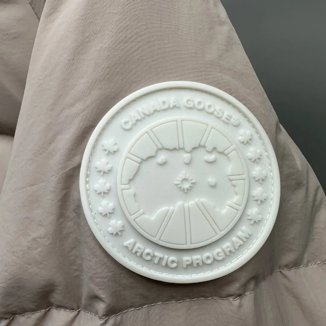 P780 𝗖𝗔𝗡𝗔𝗗𝗔 𝗚𝗢𝗢𝗦𝗘/Canada Goose capsule series macaron white label down jacket Fabric: Made of soft EnduraLuxe fabric imported from DuPont, CORDURA, USA, which enhances the durability of easy-to-wear parts, is lightweight and durable; the liner is made of 400T anti-velvet gallbladder, which is comfortable, soft and non-velvet. Hat: It has a detachable hood, which can be adjusted in two directions, and is also filled with down, which brings greater softness and wrapping around the head and neck, and is full of warmth. This parka has white trim at the back and around the hood, and the hood hardware is all original and custom-made to match the soft color of the fabric. Goose logo: The official website’s new series of large goose logos made of silicone, non-embroidered logos. Length: Fit hip-length. Accessories: The chest chain and pocket chain are all customized by YKK zipper company, and the zippers are consistent with the original color of the clothes; the zipper placket and inner straps are customized with the original Canada Goose logo; the cuffs are made of cashmere ribbing to increase comfort and lock in heat. Pockets: 3 exterior pockets: Fleece-lined hand-warmer pockets with two-way zipper closure for easy access. Security pocket with zipper closure under fly; 2 interior pockets: drop-in pocket Colors: Melt Blue, Moonlight Lime, Soft Pink, Beichen White Sizes: 𝗫𝗦-𝗦-𝗠